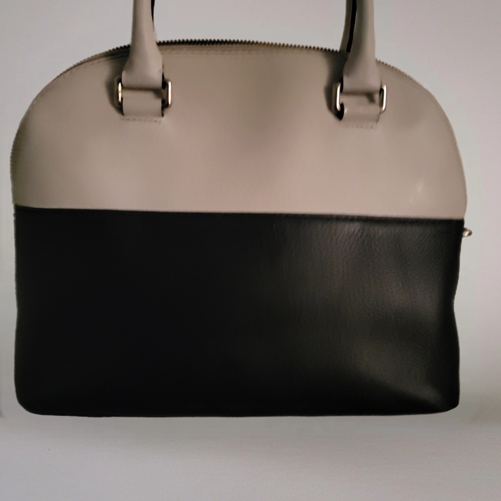Elegant Black and Cream Handbag - Picture 2 of 5